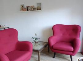 Ruim en huiselijk appartement met eigen tuin, compleet uitgerust, dichtbij natuur，位于Enter的酒店