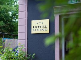 Hotel Living，位于Šuto Orizari的带停车场的酒店