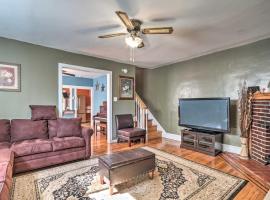 Suburban Home with Backyard Patio Less Than 7 Miles to Dtwn!，位于Lansdowne的酒店