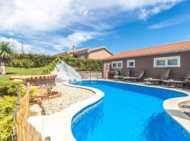 House Tomas with Pool near Pula, Istria, Ferienhaus Istrien，位于马尔卡纳的酒店