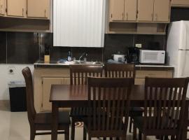 BEAUTIFUL 3 BEDROOM PRIVATE UNIT, FREE PARKING, FREE WIFI，位于Sinajana的酒店