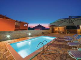 Luxury Villa Maria with Pool，位于札达尔机场 - ZAD附近的酒店