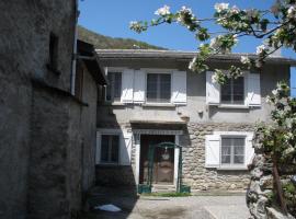 gîte au coeur des Pyrénées ariegeoises，位于Miglos的酒店