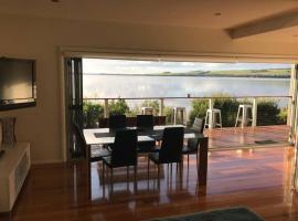 Amazing Ansons Bay Absolute Waterfront Beach House，位于Ansons Bay的酒店