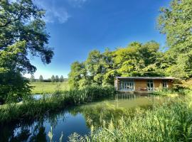 Secluded, New Forest Riverside Lodge，位于Godshill的度假屋