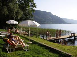 Seehaus Karantanien am Ossiacher See，位于奥西阿赫的公寓