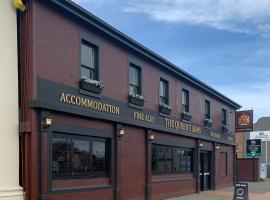 Queens Arms Hotel，位于Longford的酒店