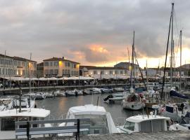 Les voiles rouges，位于圣马丹德雷的旅馆