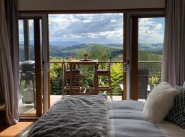 Callemondah Studio with stunning views, in Bangalow and Byron Hinterland，位于班加洛的山林小屋