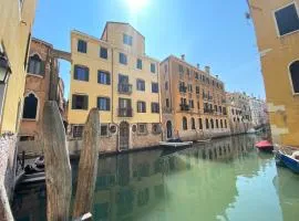 Suite House new apartments canal view Venice island