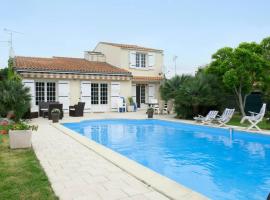 Villa de 4 chambres avec piscine privee jardin clos et wifi a Aytre a 5 km de la plage，位于艾特雷的度假屋