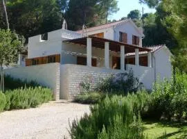 Private luxury Villa AZZURRO on Solta for up to 10 persons, free parking, very close to beach! FREE Kajak & Mountainbikes, GREAT living area & privacy!