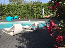 villa avec piscine en Provence dans un camping 5 étoiles，位于Volonne的酒店