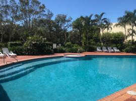By The Beach Relaxs - 3 Beds 2 Bath-Pool-Tennis-Golf，位于马库拉的酒店