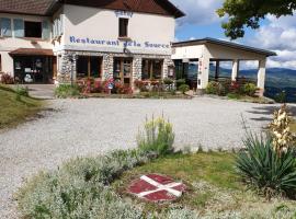 LA SOURCE Jacquet depuis 1954 Hôtel et Studio，位于Saint-Jean-de-Chevelu的酒店