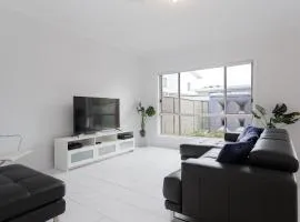 5b Bent Street large house with ducted air con foxtel and wifi