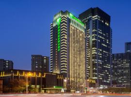 天津融侨套房假日酒店，位于天津西南角地铁站附近的酒店