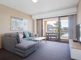 Cote D'Azure, 13 61 Donald Street - Lovely unit air con, Wi-Fi, secure parking, complex lift and pool