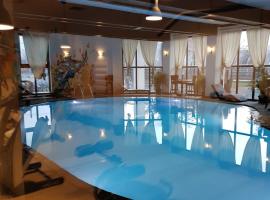 卡萨德鲁每图雷旅馆，位于皮亚特拉-尼亚姆茨的带泳池的酒店