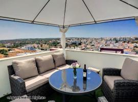Apartment Alpha - 2 Bedrooms, Private Rooftop Patio with Hot Tub, BBQ and View，位于费拉古多的酒店