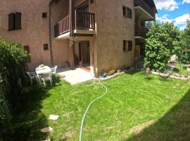 Briançon, Appartement avec jardin et terrasse.，位于布里昂松的酒店