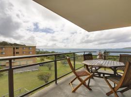 Promenade 11, 8 Intrepid Close - air conditioned unit with beautiful water views，位于浅滩湾的酒店