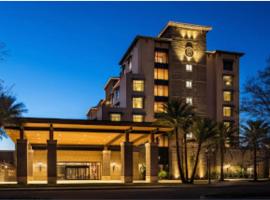 The brownwood hotel and spa，位于退休小镇的酒店