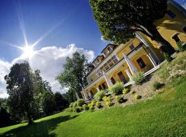 鲁西福纳卡斯蒂尔酒店，位于Lučivná的酒店