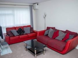 Crawley Apartment near Gatwick Manor Royal Newly Refurbished Sleeps 4，位于克劳利的酒店