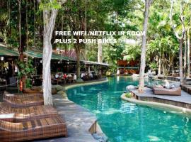 Sonia's At Ramada Resort Free Wifi & Netflix，位于道格拉斯港雨林栖息地野生动物保护区附近的酒店