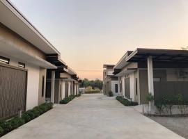 บ้านไม้หอมรีสอร์ท ทางขึ้นเขาค้อ，位于碧差汶的酒店