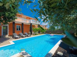 Holiday Home Neja by Interhome，位于罗波里卡的带泳池的酒店