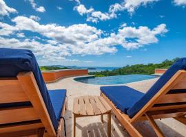 Ocean-View Villa Above Potrero Overlooking Two Bays，位于瓜纳卡斯特的酒店