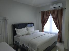 RedDoorz near Palembang Airport 2，位于巨港机场 - PLM附近的酒店