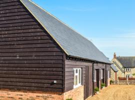 Bluebell Cottage at The Old Tractor Barn，位于布拉克利的酒店