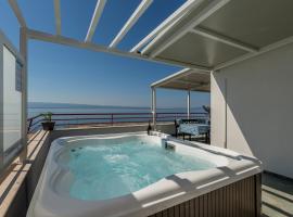Seaside Penthouse with Hot Tub SKY LIVING，位于斯普利特的酒店