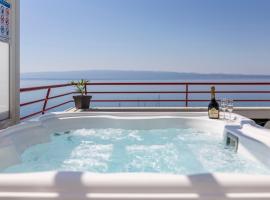 Seaside Penthouse with Hot Tub SKY LIVING，位于斯普利特的酒店