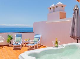 Oceanview Penthouse With Jacuzzi by Dream Homes Tenerife，位于圣地亚哥港的带按摩浴缸的酒店