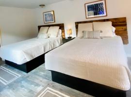 Coyote Motel West，位于布莱克霍克的酒店