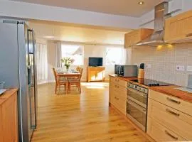 Whitby Spacious Rugby Field Cottage with off-street parking and EV fast point for electric cars