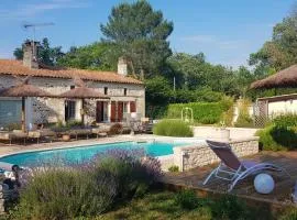 Maison charmante à Bussac-Forêt avec piscine partagée