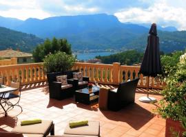 Apartamento en el Puerto de Sóller con gran terraza privada y vistas al mar. Piscina comunitaria. Localizado en un zona tranquila y muy soleada. Wifi gratis disponible. Parking.，位于索列尔港的酒店