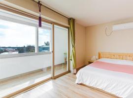 Jeju Pine Beach Pension，位于西归浦市的酒店