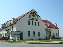 Hanfthal-Hof，位于塔亚河畔拉镇的带停车场的酒店