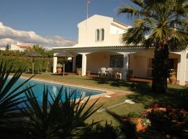 Luxury 3 bedroom Villa with Private Pool，位于卡巴纳斯·德·塔维拉的酒店
