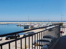 Red Fisherman’s House - OSTUNI Sea Front，位于维拉诺瓦的酒店