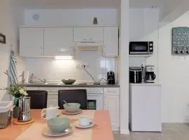 MIRTA deluxe SUPERIOR 5 star apartment, your piece of heaven by the sea & park, with sea & park view