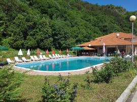 Orlova skala holiday village，位于埃特罗波莱的酒店