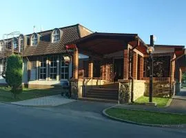 阿尔马里斯酒店