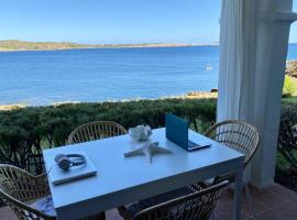 Miravent Terraza y Jardin Frente al mar Menorca，位于福尔内利斯的酒店